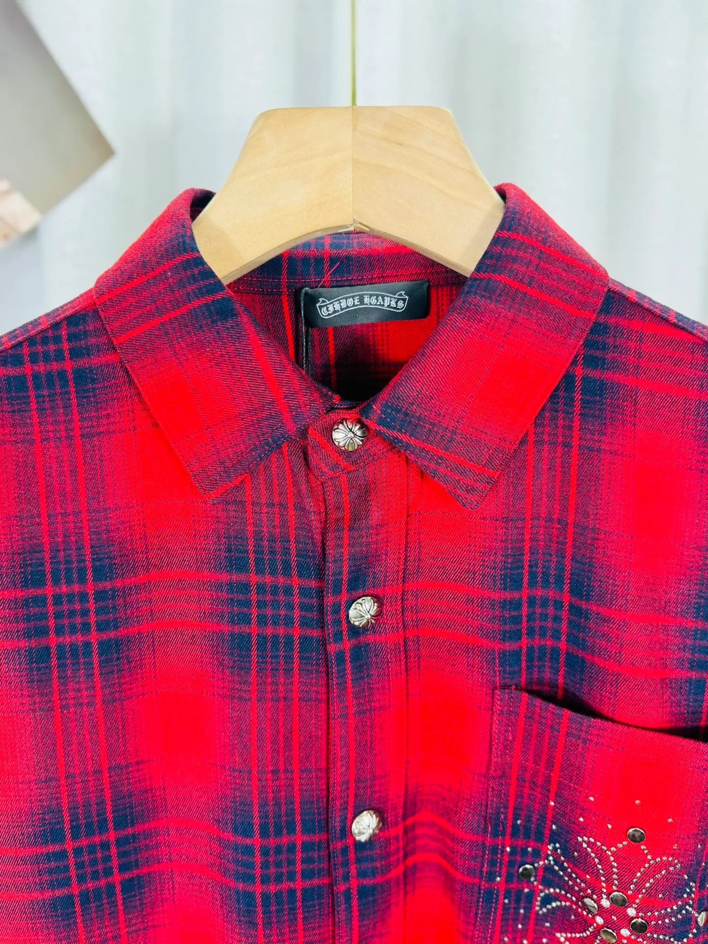 P250 top version, real shot without P, ​​different from market currency) 𝗖𝗵𝗿𝗼𝗺𝗲 𝗛𝗲𝗮𝗿𝘁𝘀/Cro Heart 2025 Diamond Plaid Shirt Accessories: Original model-opening collar label ➕100% silk wash water label. Genuine purchase-grade original hangtag➕matching hanging rope➕3D hanging beads➕original packaging bag. Craftsmanship: The original version has consistent wiring! The highest version of the armhole matching technique! Color: Red Black Size: S M L XL Style No.: 8002